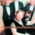 Η Συνθέτρια κλασικής μουσικής Amy Beach κάθεται στο πιάνο
